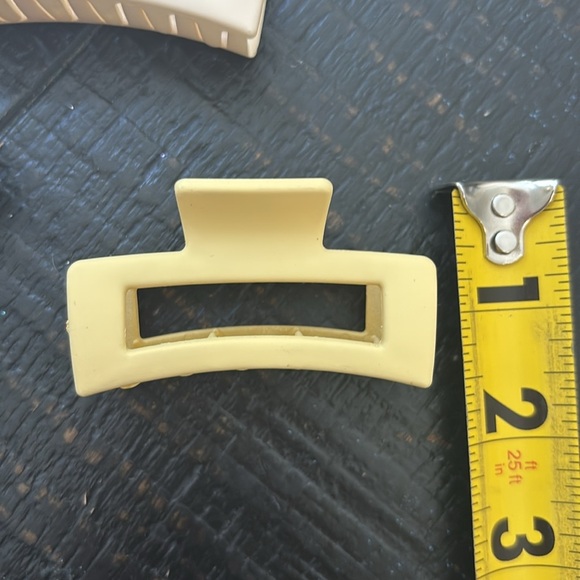 🎈4 LISTINGS FOR $20!! 3 brand new hair claw clips - Picture 3 of 5